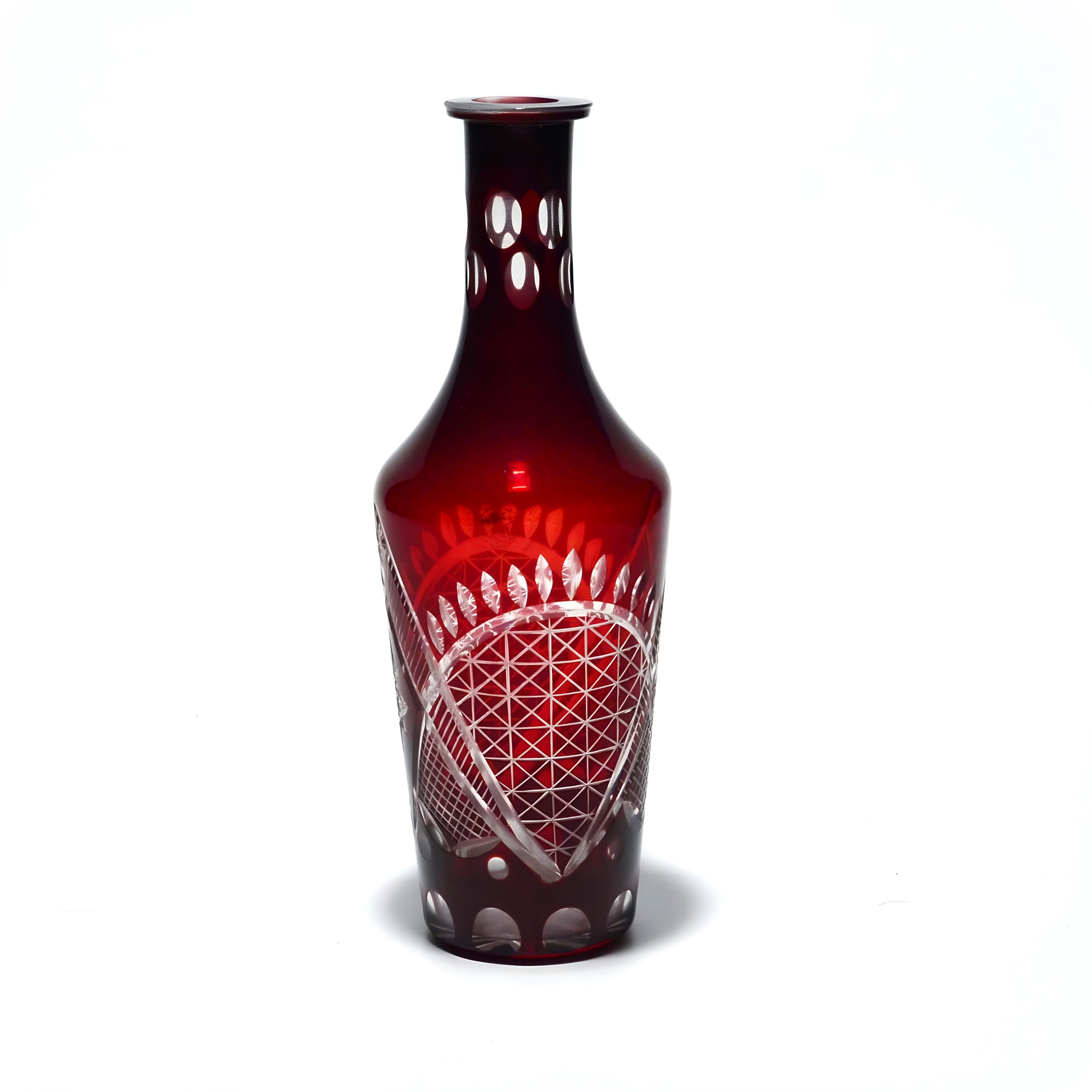 Böhmische Rote Kristallvase, Vintage Handgeschliffenes Glas, Elegantes Dekoratives Stück, MCM Sammlerstück Als Mittelpunkt Für Zuhause Oder Büro